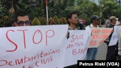 Aksi keprihatinan di depan gedung negara Grahadi di Surabaya, Kamis 22 Januari 2015, atas penembakan aktivis anti korupsi di Bangkalan, Madura (Foto: VOA/Petrus)