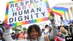 Para pendukung hak-hak kaum LGBT di luar Mahkamah Agung AS di Washington D.C, 8 Oktober 2019. (Foto: AFP)