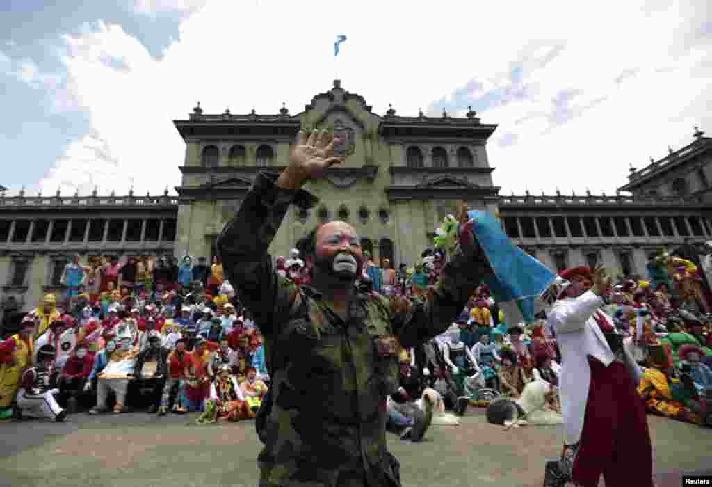 رنگا رنگ ملبوسات کے ساتھ چہروں پر مزاحیہ نقش و نگار بنا کر یہ لوگ گودالوپ دیوی کو خراج عقیدت پیش کرنے جا رہے ہیں۔