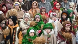 Anak-anak yang mengenakan pakaian tradisional ambil bagian dalam prosesi Malam Natal di Lviv di tengah invasi Rusia ke Ukraina. Mereka membawa &#39;didukh&#39;, dekorasi Natal Ukraina yang terbuat dari tandan gandum, melambangkan pengorbanan dan secara harfiah berarti &#39;roh kakek.&#39; (AFP)&nbsp;