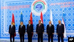 시진핑(왼쪽 세번째) 중국 국가주석과 에모말리 라흐몬(오른쪽 세번째) 타지키스탄 대통령 등이 지난 2014년 타지키스탄에서 열린 상하이협력기구(SCO) 정상회의 현장에서 기념촬영하고 있다. 오른쪽 두번째는 블라디미르 푸틴 러시아 대통령. (자료사진)