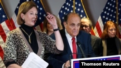 El abogado del presidente Donald Trump, Rudy Giuliani, junto a la exconsejera de campaña Sydney Powell en una rueda de prensa en Washington D.C.