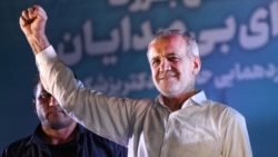 Kandidat reformis Iran Masoud Pezeshkian mengangkat tinjunya saat dia tiba untuk rapat umum kampanyenya, dua hari sebelum pemilihan presiden putaran kedua di Teheran pada 3 Juli 2024. (Foto: via AFP)