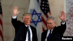 رواں سال مئی میں صدر ٹرمپ کے دورۂ اسرائیل کی ایک تصویر جس میں اسرائیلی وزیرِاعظم بینجمن نیتن یاہو بھی موجود ہیں