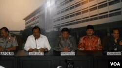 Jaksa Agung Prasetyo (kedua dari kiri) saat memberikan keterangan soal Komite Rekonsiliasi Kasus HAM masa lalu di Gedung Kejaksaan Agung Jakarta, Kamis 21/5 (foto: VOA/Andylala).