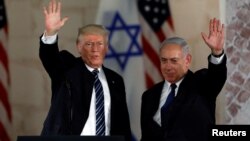 Presiden AS Donald Trump dan PM Israel Benjamin Netanyahu melambai kepada massa dalam kunjungan ke Yerusalem , 23 Mei 2017 lalu (foto: dok).