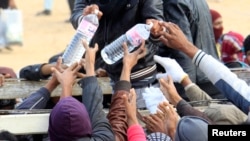 Fuyant les violences en Libye, des réfugiés se retrouvent dans un camps en Tunisie, à Ras Jdir, le 9 mars 2011.