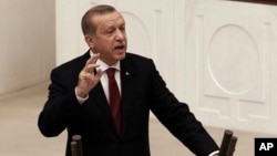 Presiden Turki Recep Tayyip Erdogan memberikan pidato di depan parlemen Turki di Ankara (foto: dok). Presiden Turki akan mempunyai satu atau lebih wakil presiden untuk membantunya, di bawah sistem baru.