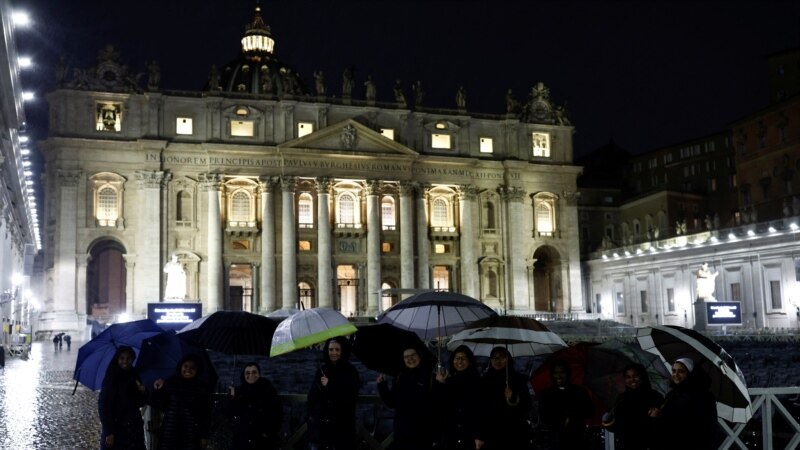 Le pape dans un état "stable" après sa crise respiratoire de vendredi