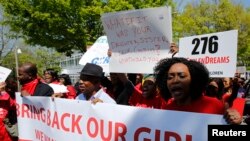 Abantu bigaragambya imbere y'Ambassade ya Nijeriya hano i Washington, DC basaba ko abakobwa 276 bashimuswe na Boko Haram babohozwa (taliki ya 6 y'ukwa gatanu 2014)