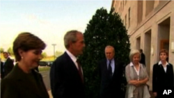 د خالی په ورځ د امریکا پخواني صدر جارج بوش چې د یولسم سېپټمبر کال 2001ء پېښو په وخت د امریکا صدر ؤ د دغه هېواد پوځي مرکز پېنټاگان سره نزدې په یوې یادگاری دستورې کې گډون کړی دی