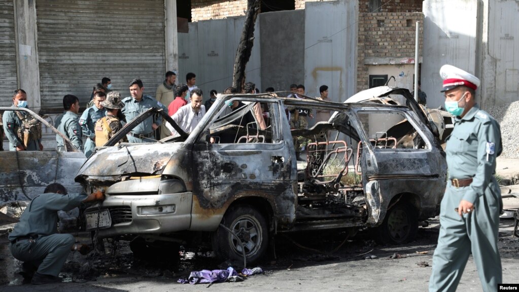 喀布尔警方在爆炸攻击现场（2021年6月12日）(photo:VOA)