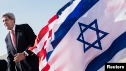 지난 6일 이스라엘-팔레스타인간 평화협상을 위해 텔아비브를 방문한 존 케리 미국 국무장관이 이스라엘 국기 옆을 지나고 있다.
