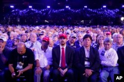 Vista general de los asistentes a la Convención anual del NRA 2017, en Atlanta, Georgia.