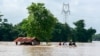 Para relawan mengarungi banjir dengan perahu untuk mencari korban selamat menyusul Badai Yagi di Kota Taungnoo, Myanmar, 17 September 2024. (Foto: Stringer/Reuters)