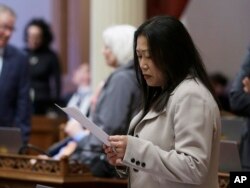 Janet Nguyễn đọc một bức thư từ chức của một thượng nghị sĩ trong Thượng viện Bang ở Sacramento, California, ngày 22 tháng 2, 2018.