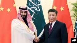 Putra Mahkota Arab Saudi Mohammad bin Salman bersalaman dengan Presiden China Xi Jinping dalam pertemuan di Beijing pada 22 Februari 2019. (Foto: Xinhua via AP/Liu Weibing)