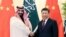 Putra Mahkota Arab Saudi Mohammad bin Salman bersalaman dengan Presiden China Xi Jinping dalam pertemuan di Beijing pada 22 Februari 2019. (Foto: Xinhua via AP/Liu Weibing)