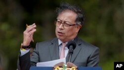 El presidente colombiano Gustavo Petro se dirige a una ceremonia que conmemora la batalla de Boyacá que selló la independencia de Colombia de España, en Puente de Boyacá, Colombia, el lunes 7 de agosto de 2023.