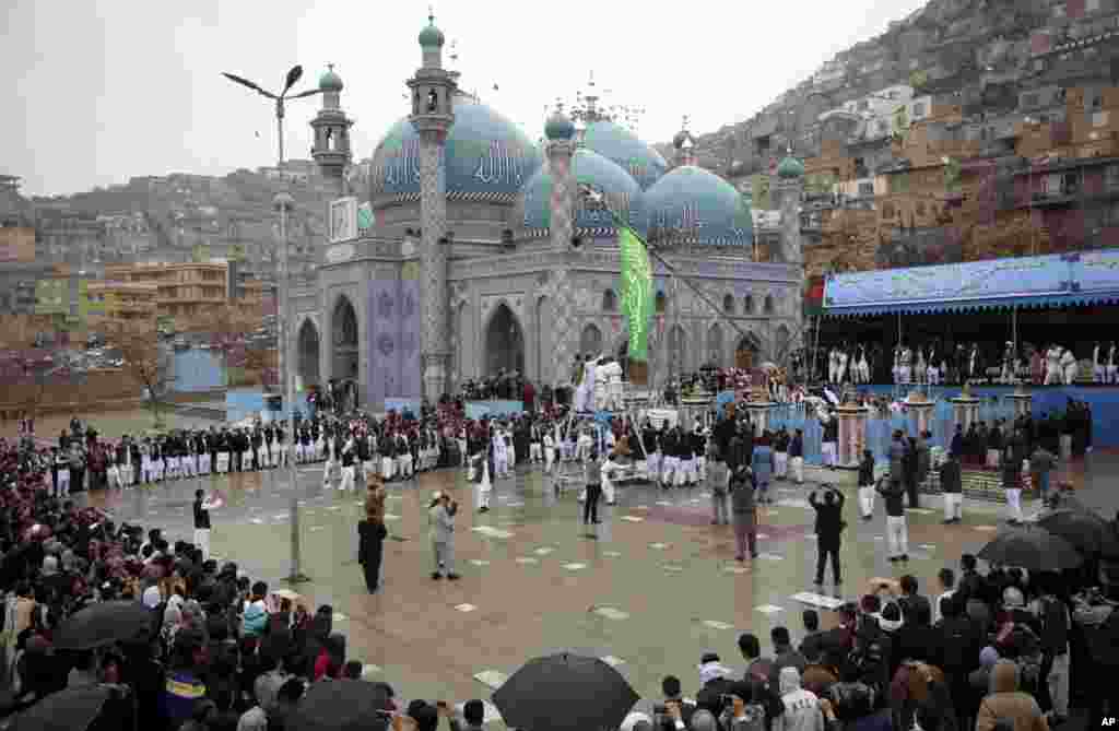 افغانستان کے دارالحکومت کابل میں قدیم فارسی تہوار نوروز کی تقریبات کے دوران لوگ ایک مزار میں اکھٹے ہیں۔