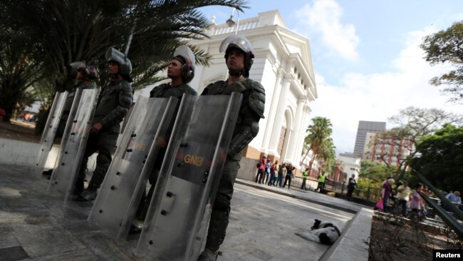 Des membres des forces de sécurité montent la garde devant l'Assemblée nationale à Caracas, le 7 mai 2019. 