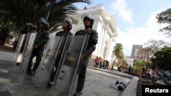 Des membres des forces de sécurité montent la garde devant l'Assemblée nationale à Caracas, le 7 mai 2019. 