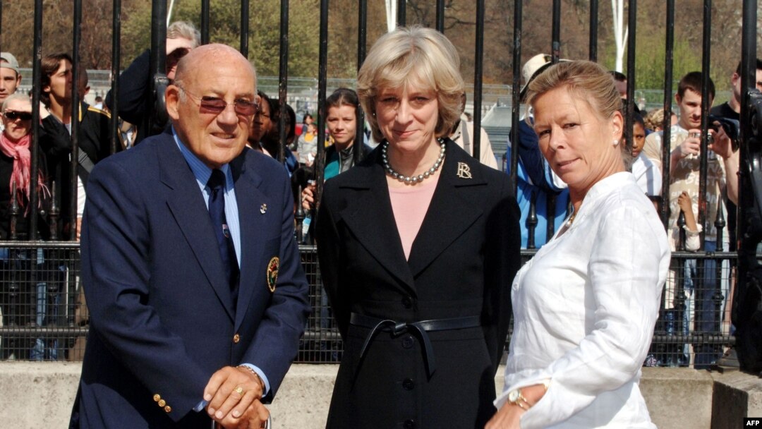 Pembalap Sir Sterling Moss (kiri) dan istrinya Lady Suzie Moss (kanan) dalam pameran motor produksi Inggris yang digelar di luar Istana Buckingham, London, 22 April 2006. (Foto: AFP)