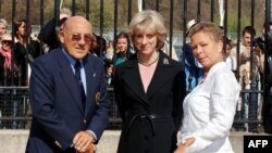 Pembalap Sir Sterling Moss (kiri) dan istrinya Lady Suzie Moss (kanan) dalam pameran motor produksi Inggris yang digelar di luar Istana Buckingham, London, 22 April 2006. (Foto: AFP)