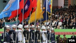 2016年5月20日，台湾总统府前举行的台湾总统蔡英文就职典礼上的军队仪仗队（美国之音齐勇明摄影）