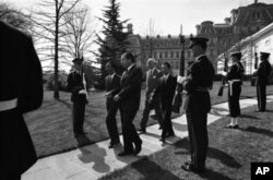 Tổng thống Hoa Kỳ Richard Nixon, Phó Tổng thống Việt Nam Cộng Hòa Nguyễn Cao Kỳ, Đại sứ Mỹ tại Sài Gòn Ellsworth Bunker, và Đại sứ Bùi Diễm, tại khuôn viên Nhà Trắng, ngày 1/4/1969.