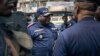 Mokambi ya police ya etuka mpe engumba ya Kinshasa, Commissaire div. Sylvano Kasongo kati ya ba policiers na Kinshasa, 30 juin 2018.