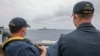 美國海軍公佈的照片顯示，兩位美國海軍中校羅伯特·J·布里格斯與理查德·D·斯萊2021年4月4日在阿利·伯克級導彈驅逐艦“馬斯廷號”駕駛艙進行水面接觸觀察。 照片中可見中國"遼寧號"航空母艦及其舷號。