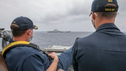 Chỉ huy tàu USS Mustin (Mỹ) "thảnh thơi" theo dõi tàu sân bay Liêu Ninh (TQ) ở Biển Đông, 4/4/2021.
