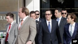 El secretario del Tesoro de EE.UU., Steve Mnuchin (centro)llega a la reunión de ministros de Finanzas del G7 en Bari, Italia.