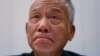 Salah satu dari tiga pemimpin protes, Pendeta Chu Yiu-ming,&nbsp; menangis saat mengumumkan bahwa ia dan dua pemimpin pro-demokrasi lainnya akan menyerahkan diri pada polisi, dalam konferensi pers di Hong Kong (2/12).&nbsp;(AP/Kin Cheung)