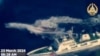 菲律賓武裝部隊2024年3月23日拍攝並發布的空拍影片截圖顯示，中國海警船（右下）使用水砲攻擊菲律賓補給船。