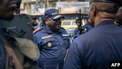 Mokambi ya police ya etuka mpe engumba ya Kinshasa, Commissaire div. Sylvano Kasongo kati ya ba policiers na Kinshasa, 30 juin 2018.