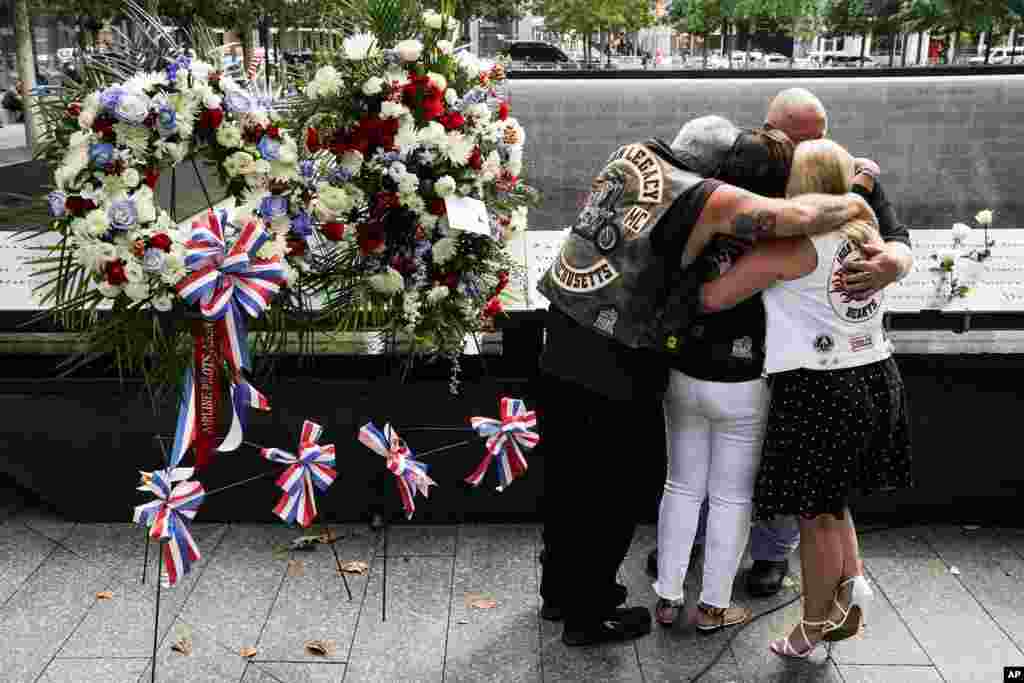 گروهی از مردم به قربانیان حمله تروریستی ۱۱ سپتامبر ۲۰۰۱ به آمریکا ادای احترام می‌کنند. 