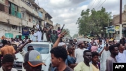 Des habitants de Port-Soudan célèbrent l'avancée, selon l’armée soudanaise, d’une force militaire et des groupes armés alliés sur Wad Madani, capitale de la province-clé d'Al-Jazira, tenue par les Forces de soutien rapide, le 11 janvier 2025.