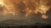 En esta fotografía de archivo del viernes 6 de agosto de 2021, el humo se extiende sobre la montaña Parnitha durante un incendio forestal en el pueblo de Ippokratios Politia, Grecia, a unos 35 kilómetros (21 millas) al norte de Atenas.