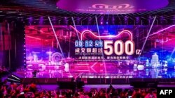 Layar yang menampilkan volume penjualan setelah 12 menit 49 detik pada hari belanja nasional, Hari Lajang, yang digelar Alibaba, di Hanzhou, Provinsi Zhejiang, 11 November 2019. (Foto: AFP)