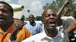 A handful of anti-corruption demonstrators hold a chain during a protest in downtown Nairobi, 17 Feb 2010 (file photo)