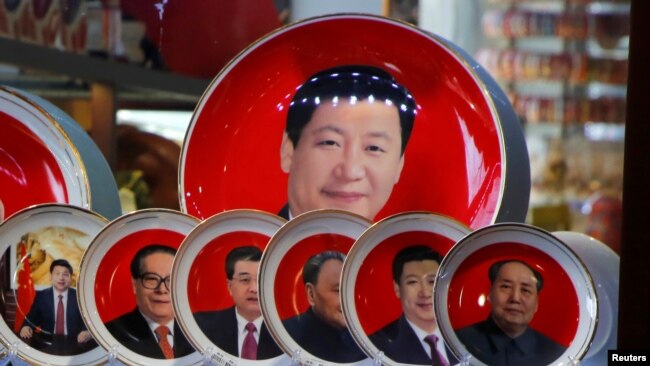 资料照片：天安门广场附近的商店里出售的习近平和毛泽东等历届中国领导人的纪念盘子 (2018年3月1日)