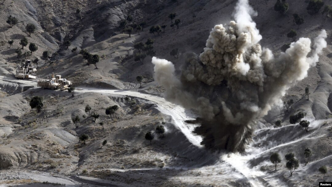 Binh sĩ Mỹ cho nổ một quả bom do các phần tử Taliban cài trên đường gần thị trấn Walli Was trong tỉnh Pakinh tếika