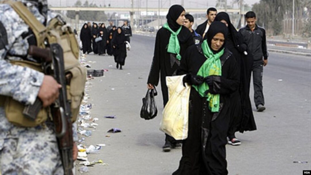 Kaum Muslim Syiah berjalan menuju kota suci Karbala untuk hari Aabaeen, 40 hari berkabung setelah Ashura tahun lalu, 3 Februari 2010.