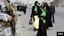 Kaum Muslim Syiah berjalan menuju kota suci Karbala untuk hari Aabaeen, 40 hari berkabung setelah Ashura tahun lalu, 3 Februari 2010.