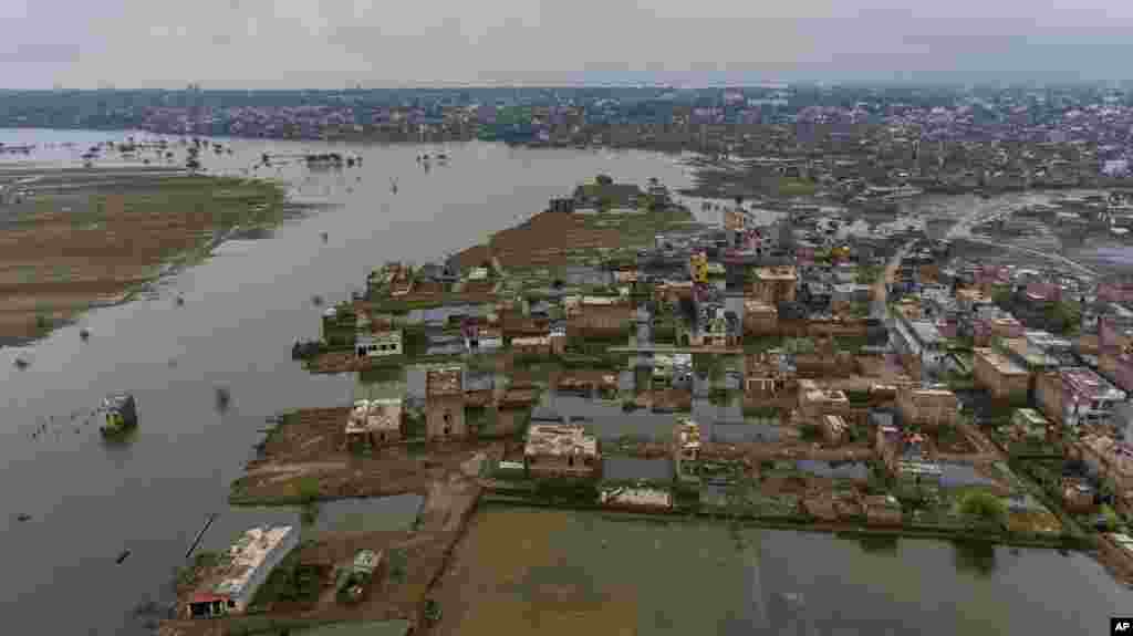 باران شدید و سیلاب موجب آبگرفتگی گسترده در شهر پرایاگراج در شمال هند شده است. سیلاب در شمال هند در یک هفته گذشته موجب مرگ چندین نفر شد.