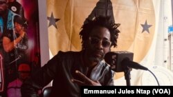 L’artiste et auteur compositeur DJ Bilick, présente sa maison de production Zomloa au musée national à Yaoundé, le 12 septembre 2019. (VOA/Emmanuel Jules Ntap)