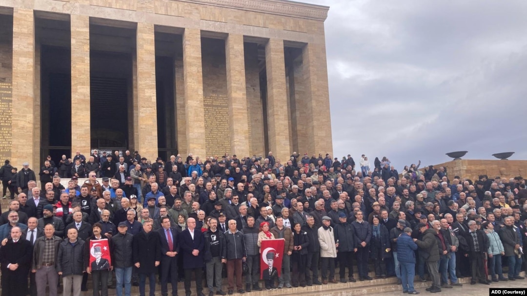 Kara Harp Okulu’ndaki mezuniyet töreninde program dışına çıktıkları ve “Mustafa Kemal’in askerleriyiz” diyerek kılıçlarını havaya kaldırıp yemin ettikleri için disiplinsizlikle suçlanan teğmenler, Türkiye gündemindeki yerini koruyor. 