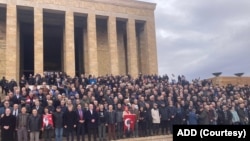 Kara Harp Okulu’ndaki mezuniyet töreninde program dışına çıktıkları ve “Mustafa Kemal’in askerleriyiz” diyerek kılıçlarını havaya kaldırıp yemin ettikleri için disiplinsizlikle suçlanan teğmenler, Türkiye gündemindeki yerini koruyor. 